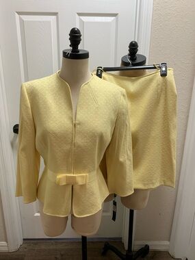Tahari Arthur S. Levine Women’s size 8 Yellow Tweed Two-Piece Skirt Suit